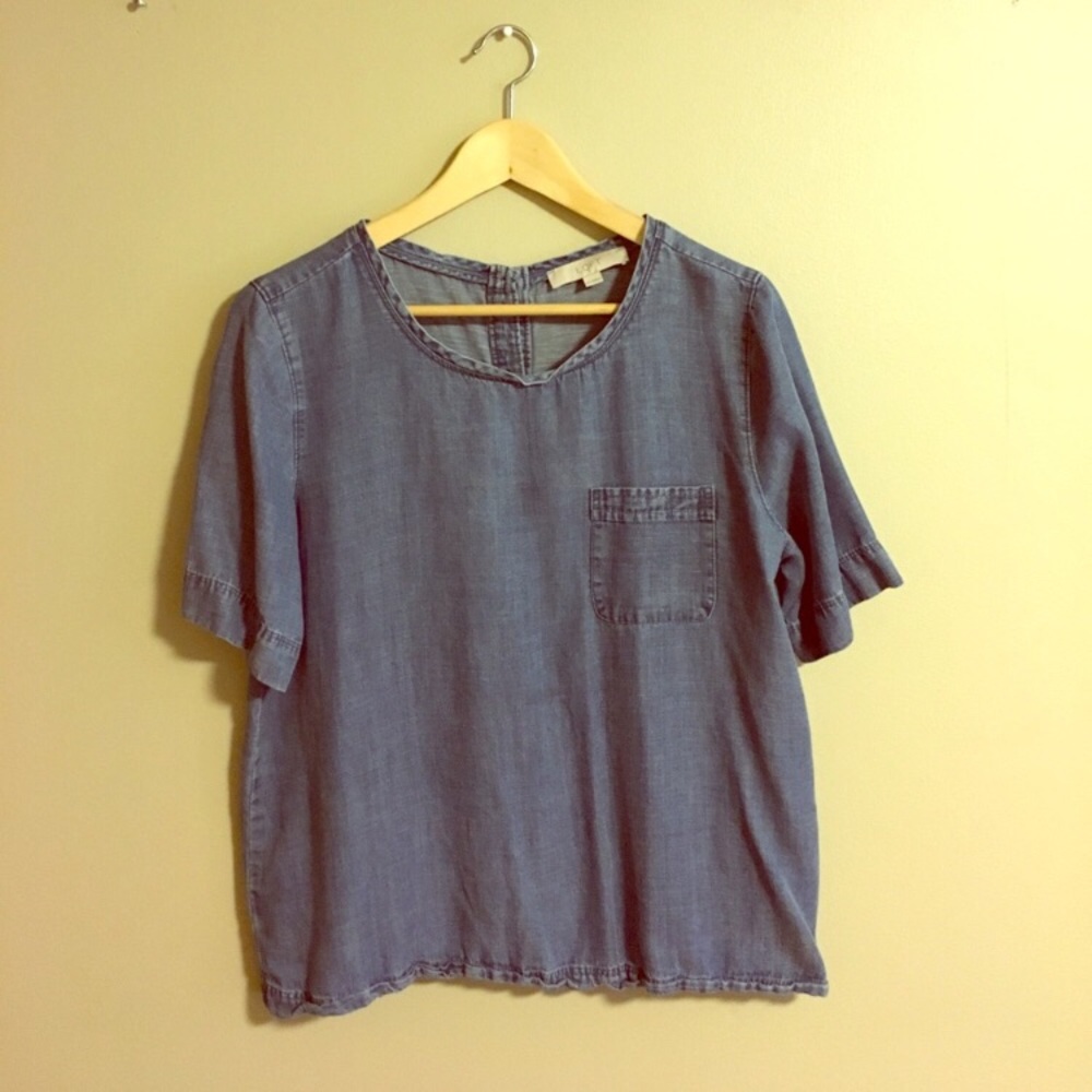 Chambray top w/ reverse buttons!